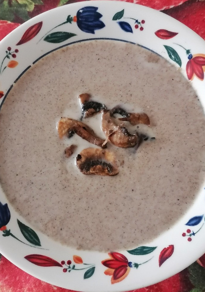 Una foto de Sopa crema de champiñones 🍄