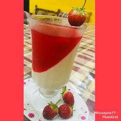 A picture of Whosayna’s Strawberry Pinnacotta.