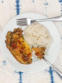 A picture of Thai Omelette with Ramps (Ramp Kai Jiao).