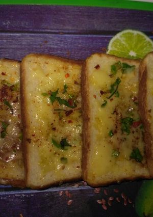 ગાર્લિક બ્રેડ (Garlic Bread Recipe In Gujarati) રેસીપી મુખ્ય ફોટો