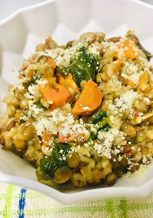 Una foto de 🥘GUISITO 🫕 DE ARROZ 🍚,ARVEJAS PARTIDAS🥙, LENTEJAS🥙Y VERDURAS 🧄🧅🫑🥕🥬🥘🍷🥙