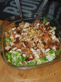 Una foto de Ensalada con pollo empanado