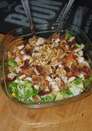 Una foto de Ensalada con pollo empanado