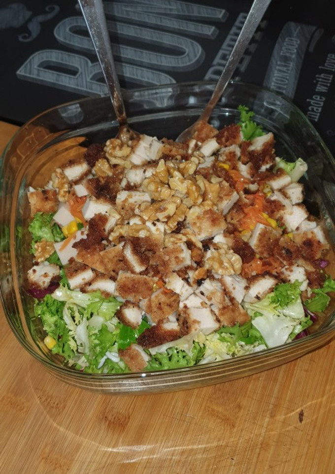 Una foto de Ensalada con pollo empanado