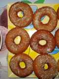Donuts con coco rallado y salsa de chocolate