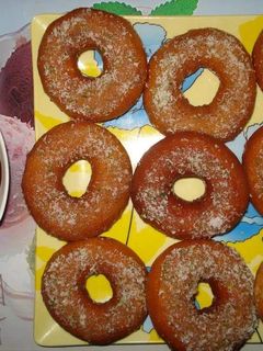 Una foto de Donuts con coco rallado y salsa de chocolate