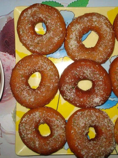 Una foto de Donuts con coco rallado y salsa de chocolate