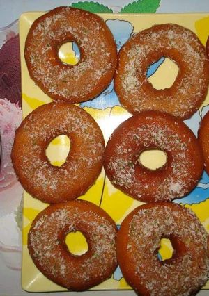Una foto de Donuts con coco rallado y salsa de chocolate