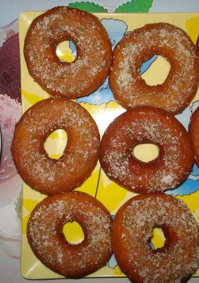 Una foto de Donuts con coco rallado y salsa de chocolate