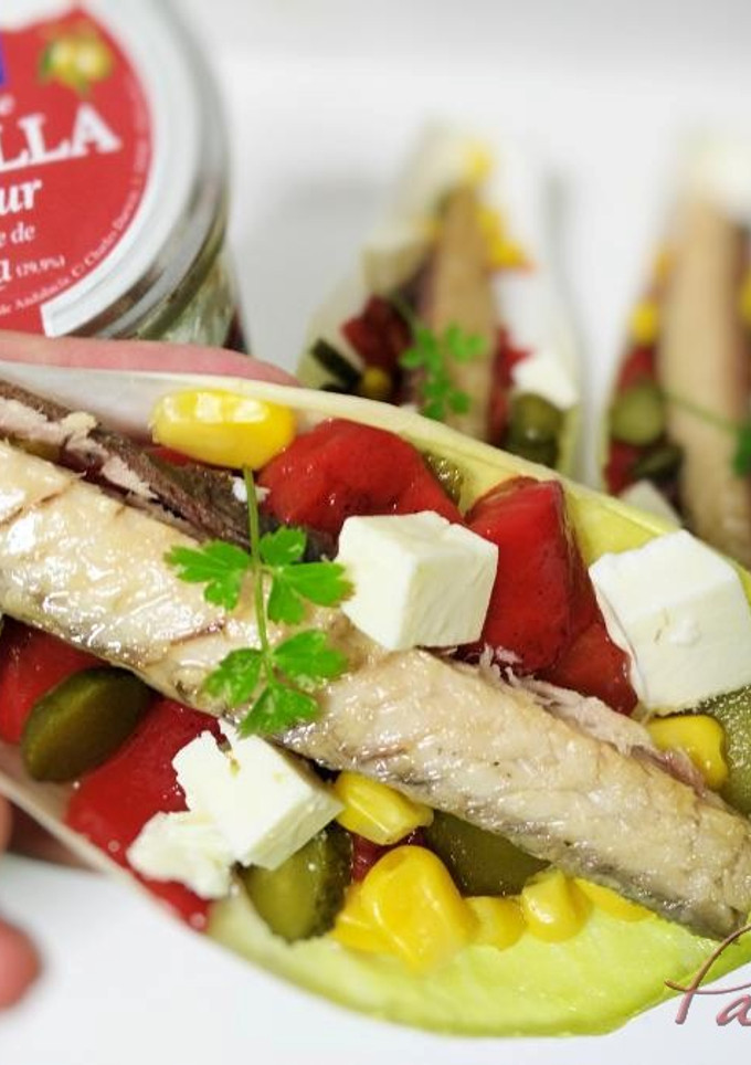 Una foto de Endibias rellenas en ensalada con caballa del sur
