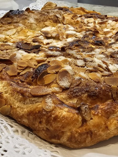Una foto de Torta de hojaldre con crema pastelera de chocolate y almendras