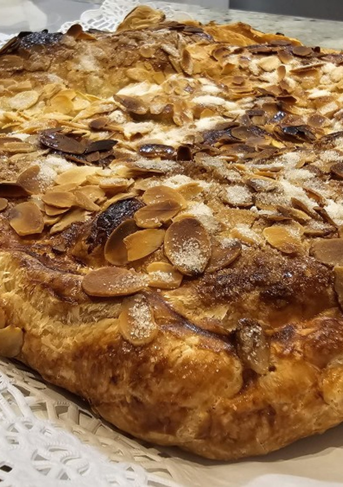 Una foto de Torta de hojaldre con crema pastelera de chocolate y almendras