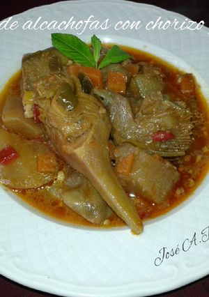 Foto principal de Estofado de alcachofas con verduras, chorizo y nueces
