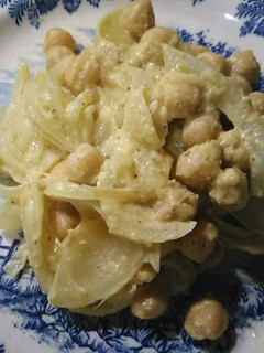 Una foto de Garbanzos encebollados a la crema naranja