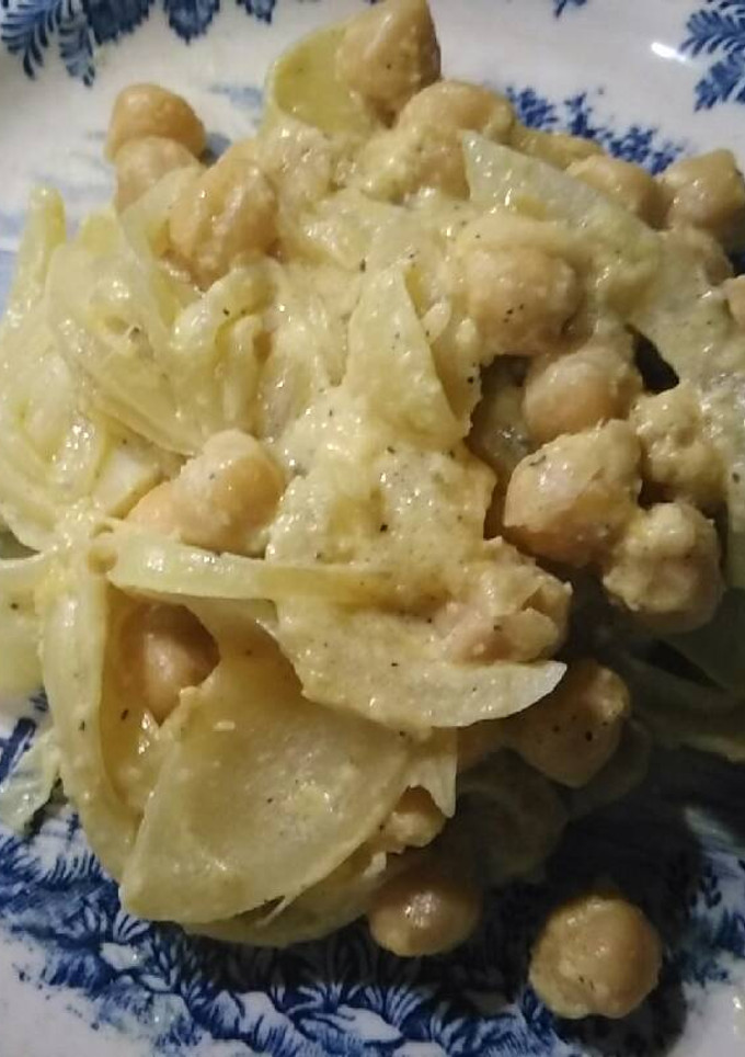 Una foto de Garbanzos encebollados a la crema naranja