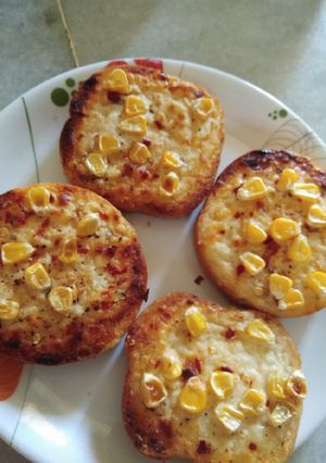 A picture of Corn cheese garlic bread.