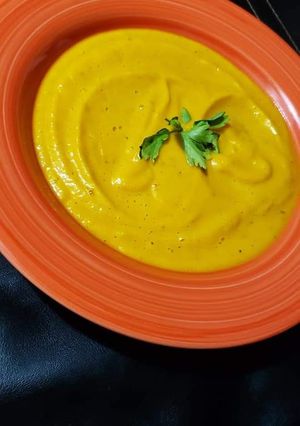 Una foto de • SOPA DE CALABAZA Y ZAPALLO CREMOSA, ELABORADA CON LA MINIPIMER
