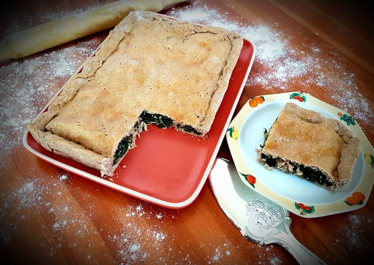 Recetta di Premiato Torta salata con cime di rapa, tonno e pinoli