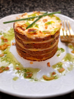 Una foto de Timbal de patatas y carne gratinado