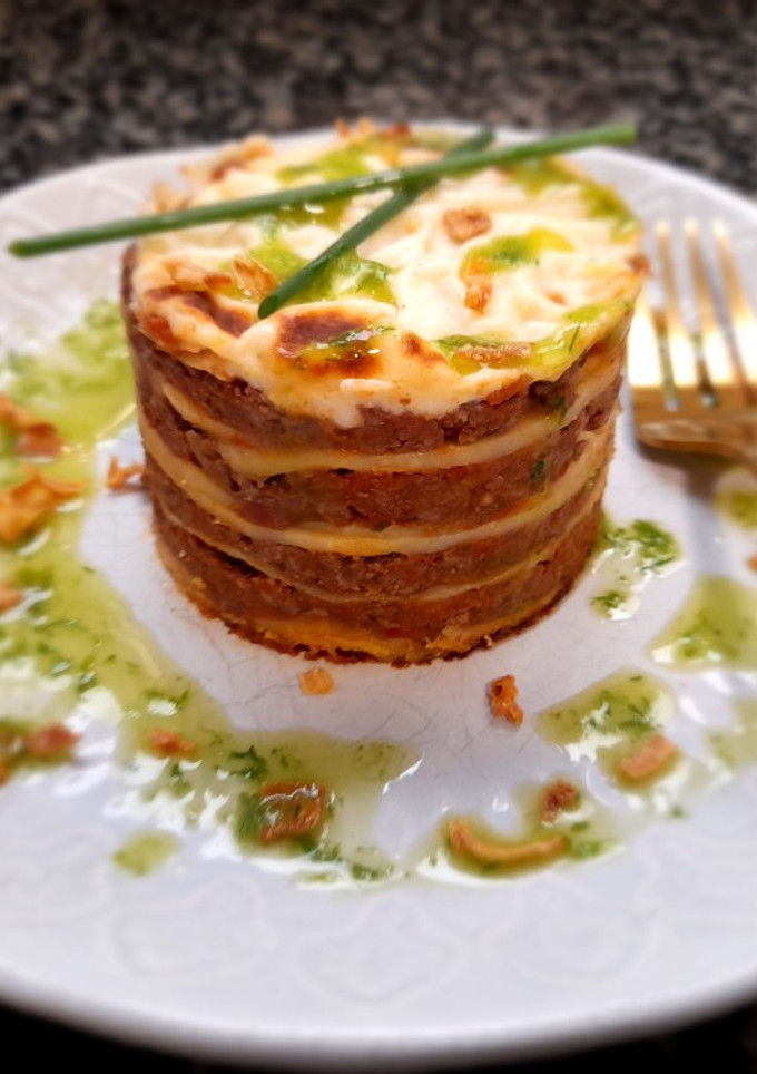 Una foto de Timbal de patatas y carne gratinado