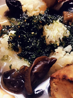 Una foto de Shiro miso con rape, setas y langostinos