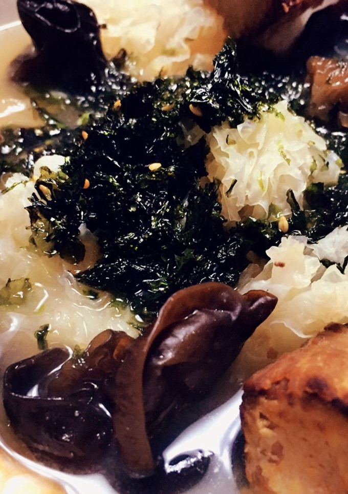 Una foto de Shiro miso con rape, setas y langostinos