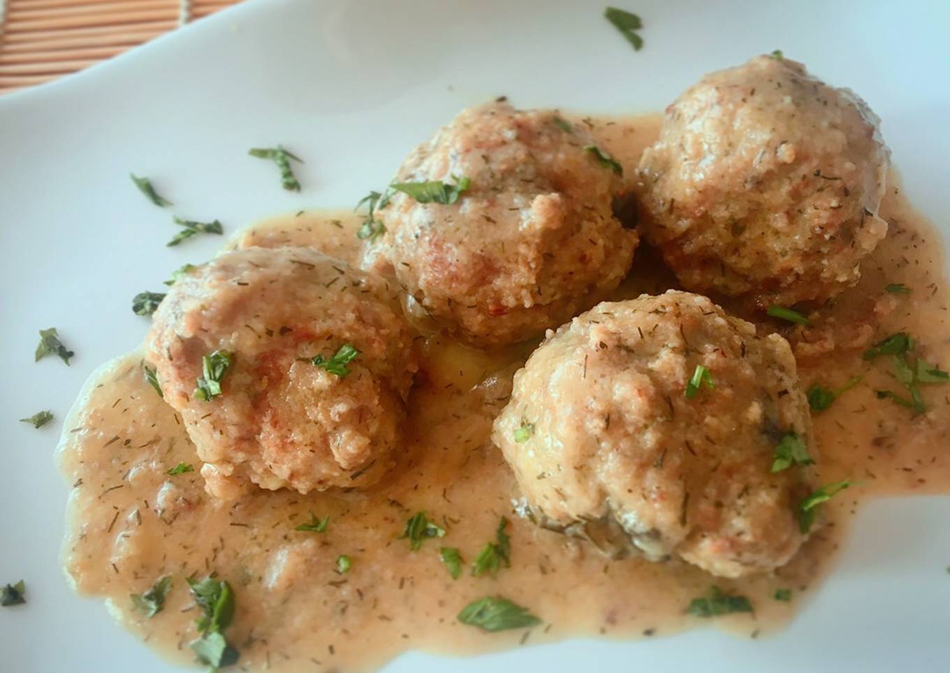 Albóndigas de ternera y berenjena con salsa de hinojo