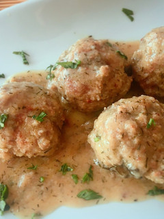 Una foto de Albóndigas de ternera y berenjena con salsa de hinojo