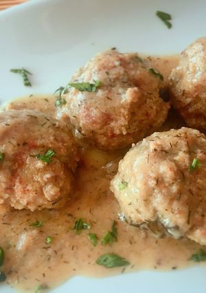 Una foto de Albóndigas de ternera y berenjena con salsa de hinojo