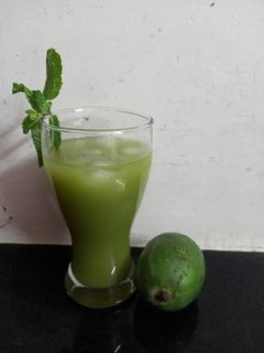 કાચી કેરી અને ફુદીનાનું શરબત (Kachi Keri Pudina Sharbat Recipe In Gujarati) રેસીપી મુખ્ય ફોટો