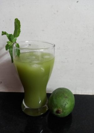 કાચી કેરી અને ફુદીનાનું શરબત (Kachi Keri Pudina Sharbat Recipe In Gujarati) રેસીપી મુખ્ય ફોટો