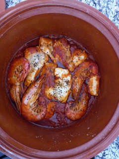Una foto de Merluza con tomate y gambas