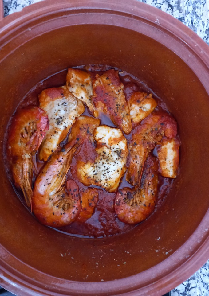 Una foto de Merluza con tomate y gambas