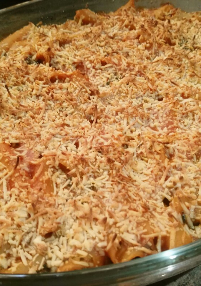 Una foto de Macarrones con magro de cerdo, espinacas y salsa de tomate
