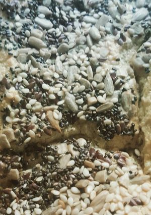 Una foto de Pan libre de gluten cubierto de semillas