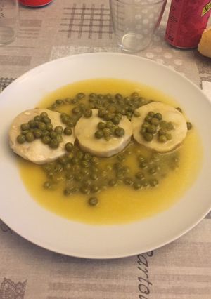 Una foto de Medallones de merluza con guisantes