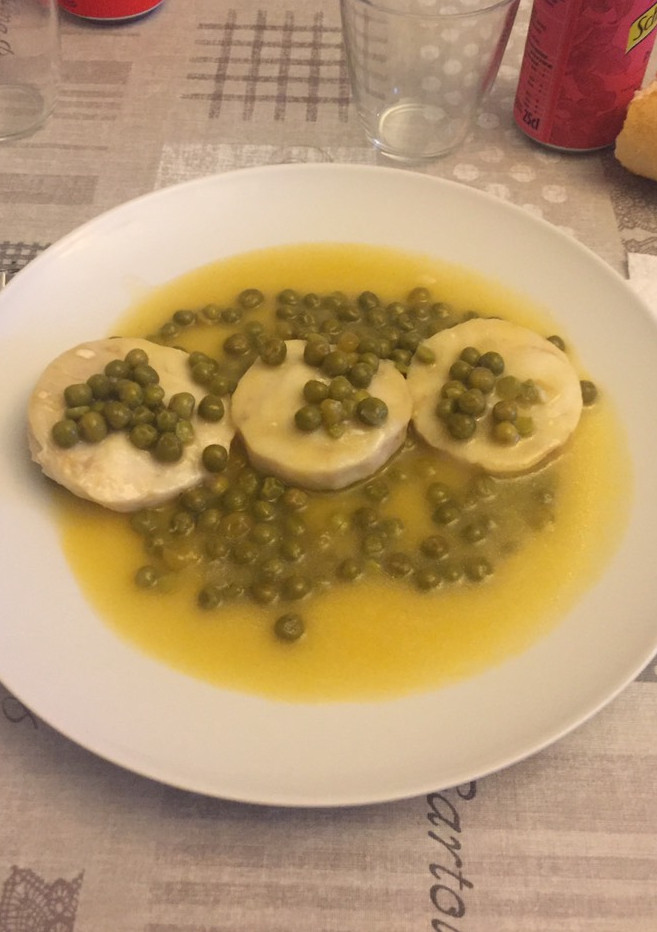 Una foto de Medallones de merluza con guisantes