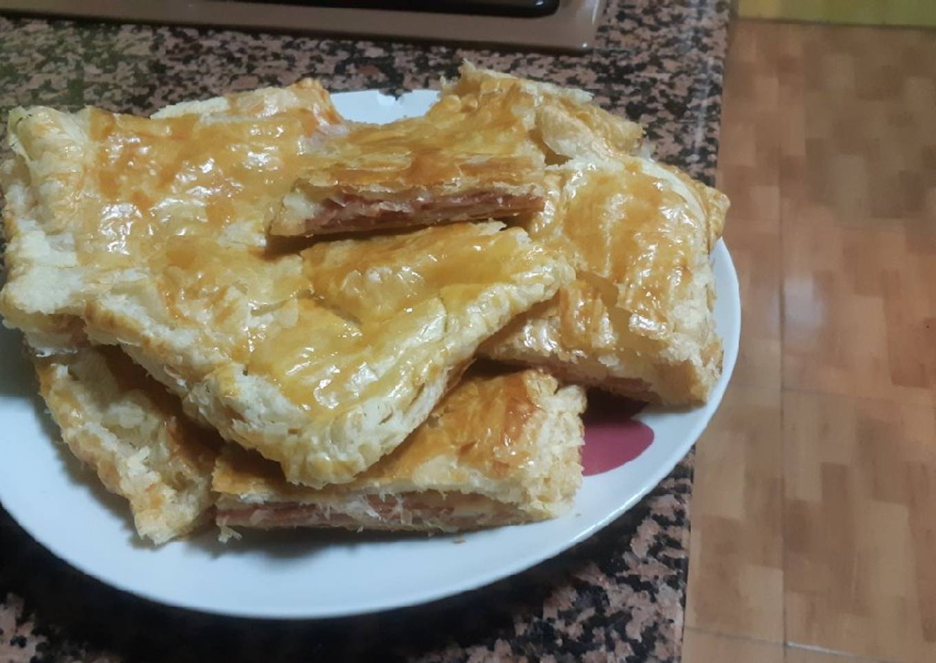 Hojaldre con jamón serrano y queso mozzarella