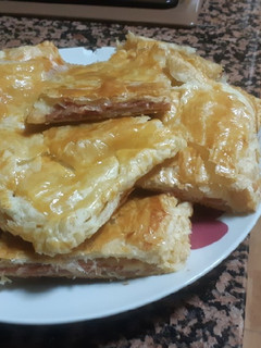 Una foto de Hojaldre con jamón serrano y queso mozzarella