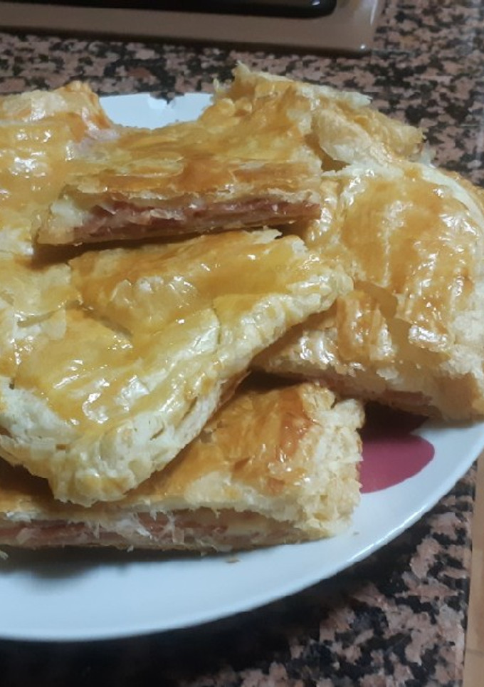 Una foto de Hojaldre con jamón serrano y queso mozzarella