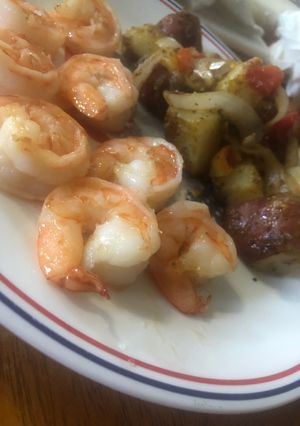 Una foto de Papas salteadas con camarones con ajillo