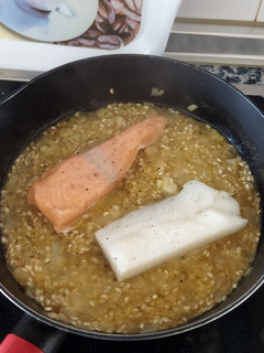 Una foto de Risotto de salmón y merluza
