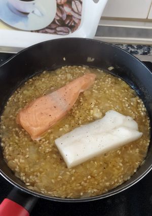 Una foto de Risotto de salmón y merluza