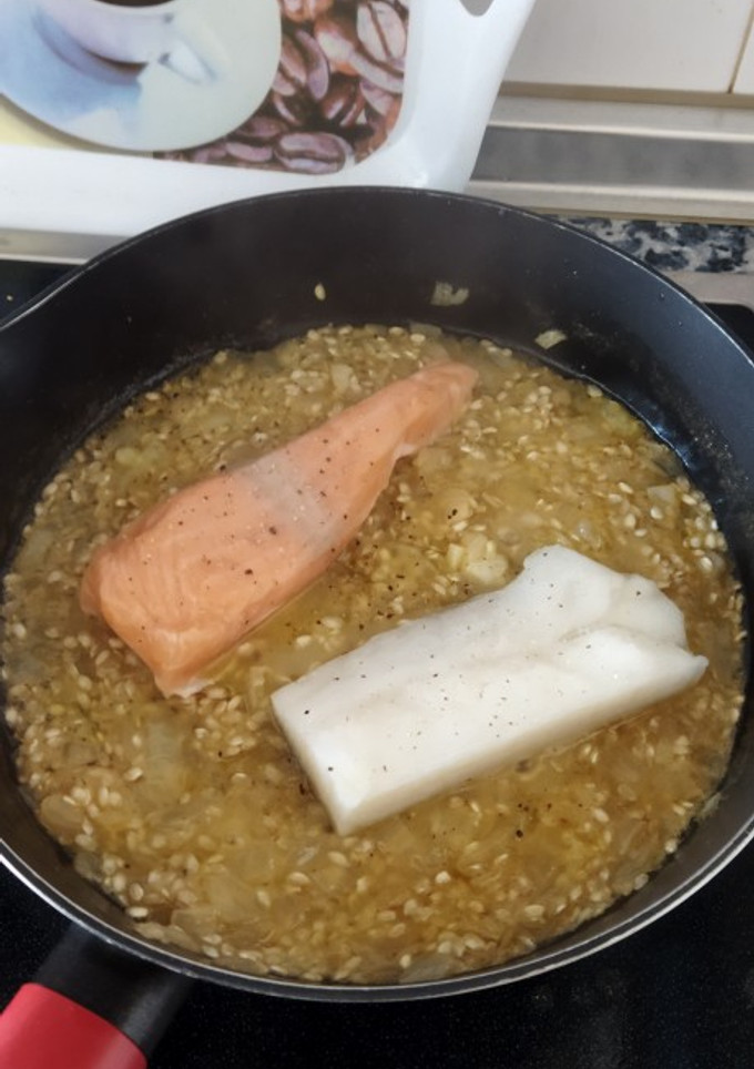 Una foto de Risotto de salmón y merluza