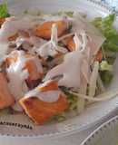 Ensalada César con salmón y salsa de yogur