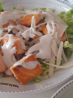 Foto principal de Ensalada César con salmón y salsa de yogur