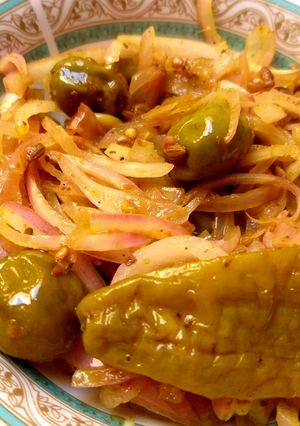 A picture of Achari piyaz.