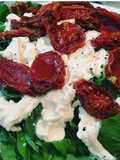 Ensalada de Burrata, espinaca y tomates secos