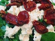 Una foto de espinacas con burrata