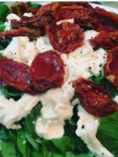 Una foto de Ensalada de Burrata, espinaca y tomates secos